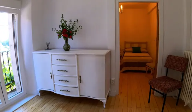 Distribuidor con cómoda y dormitorio al fondo