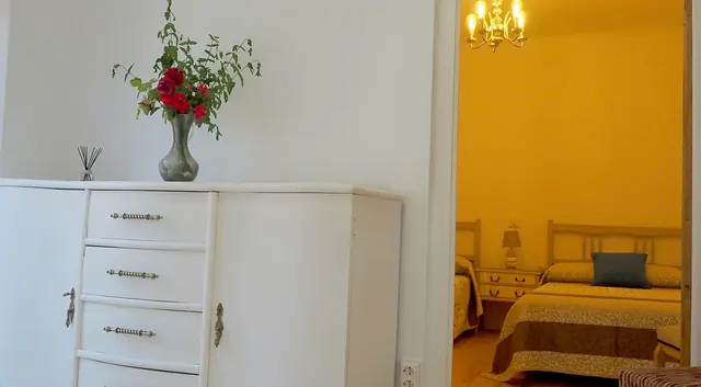 Dormitorio con dos camas individuales en tonos rosas