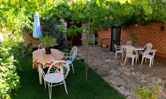 Mesa con mantel de colores en el jardín