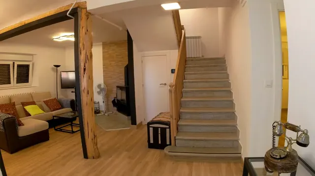 Recibidor con la escalera de subida a los dormitorios