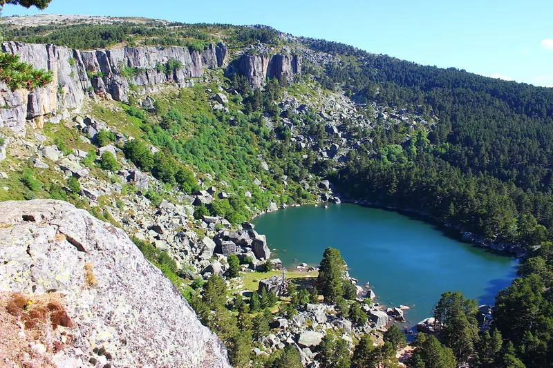 La Laguna Negra entre paredes de granito